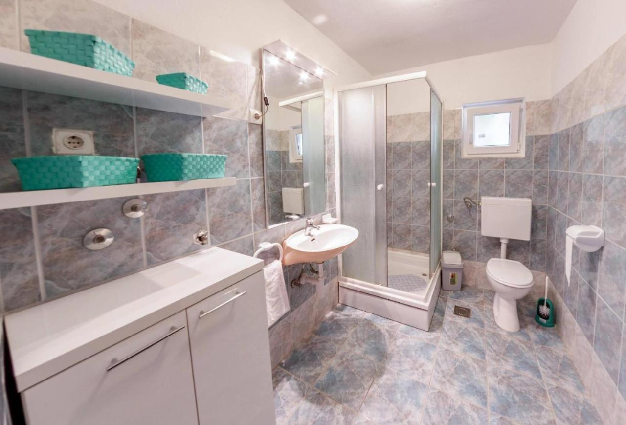 Pag Marina Rooms & Apartment Bagian luar foto