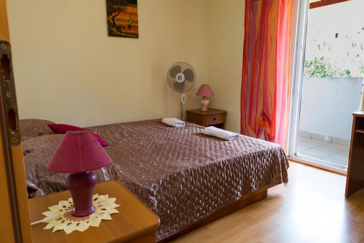 Pag Marina Rooms & Apartment Bagian luar foto
