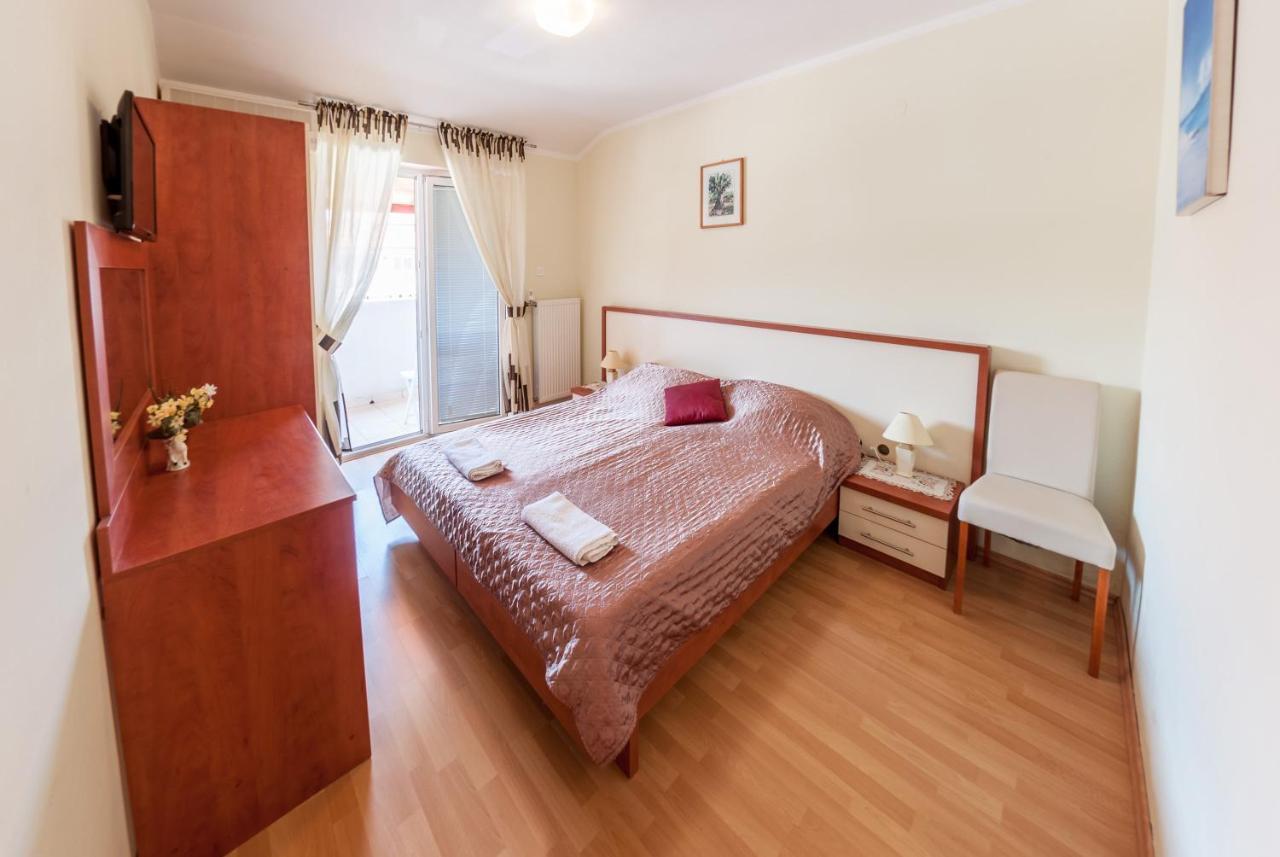 Pag Marina Rooms & Apartment Bagian luar foto