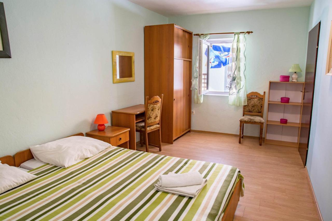 Pag Marina Rooms & Apartment Bagian luar foto