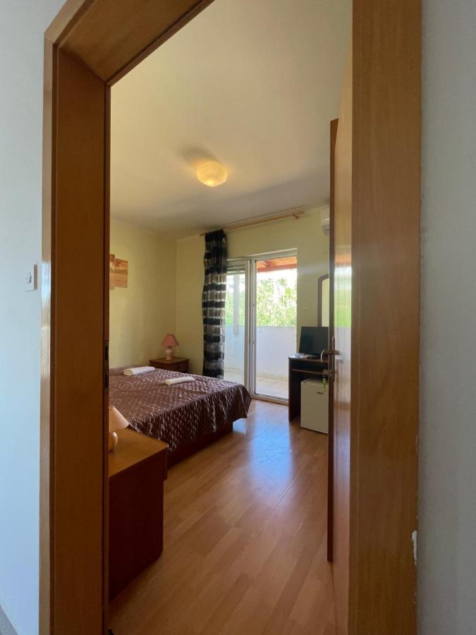 Pag Marina Rooms & Apartment Bagian luar foto