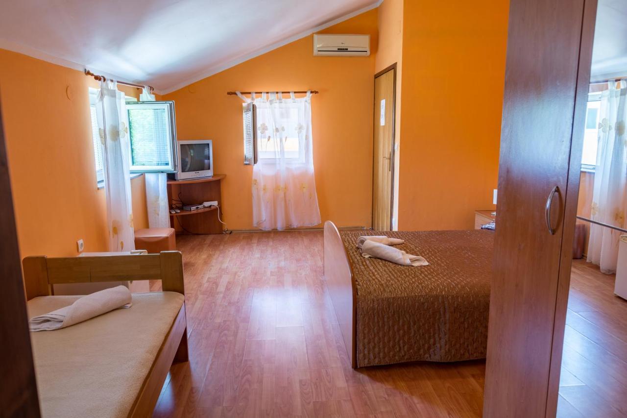 Pag Marina Rooms & Apartment Bagian luar foto
