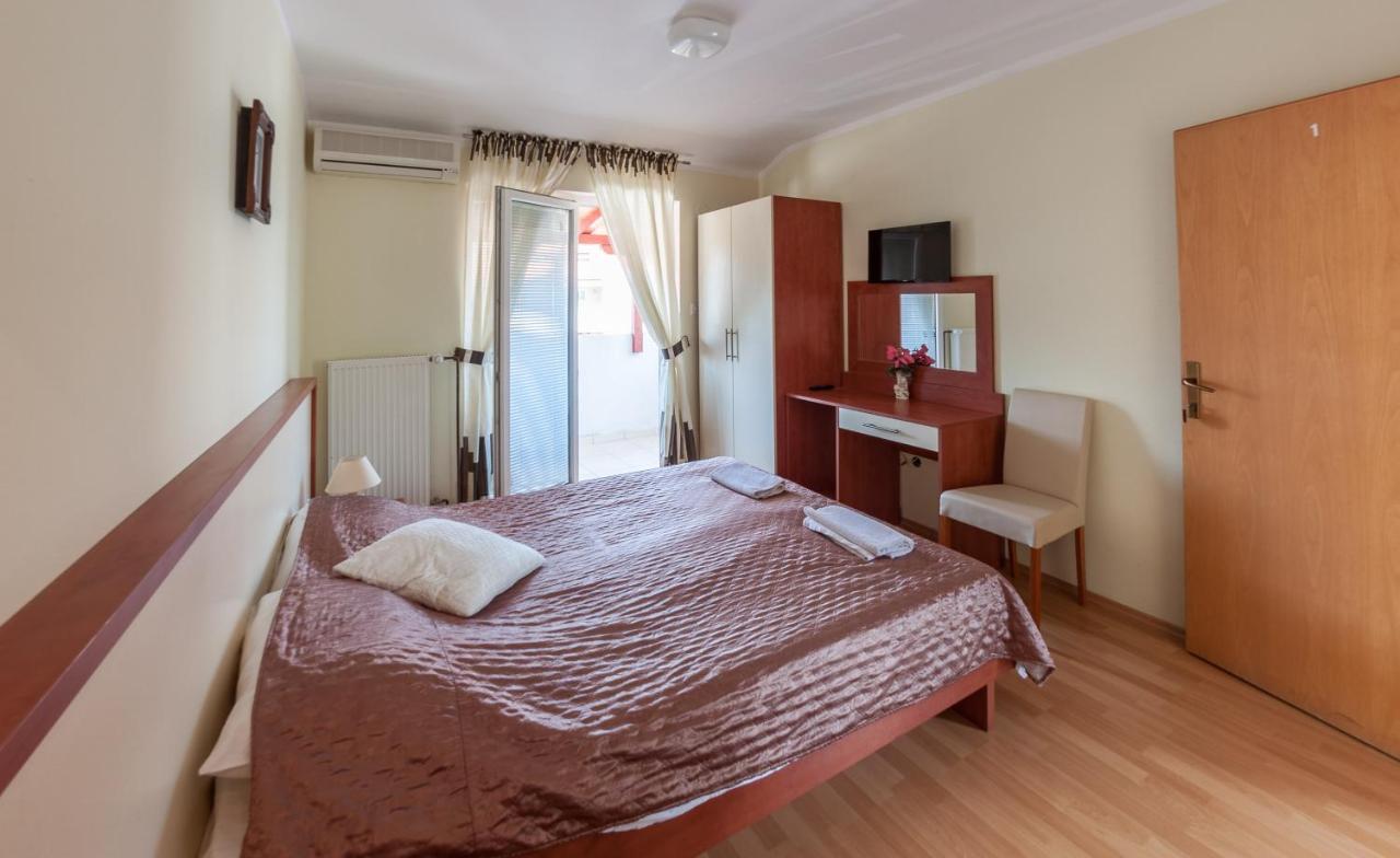 Pag Marina Rooms & Apartment Bagian luar foto
