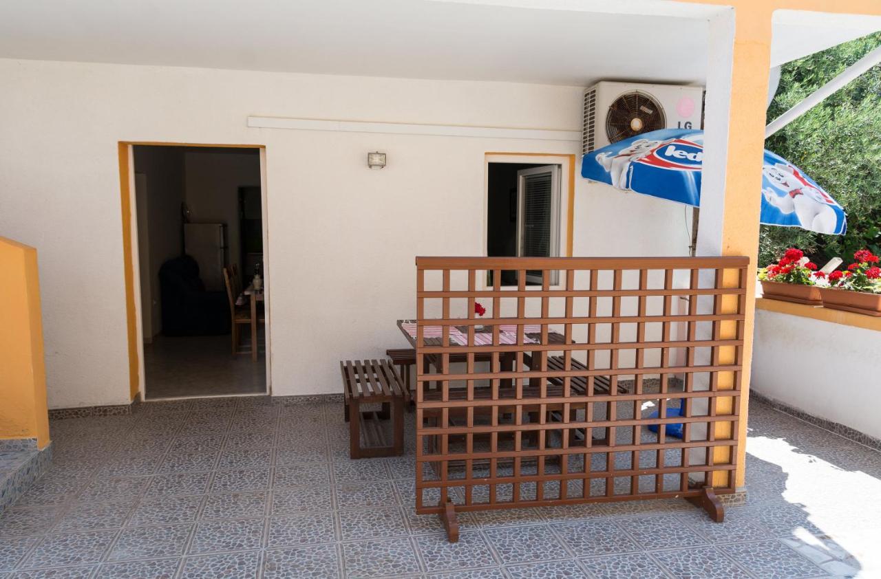 Pag Marina Rooms & Apartment Bagian luar foto