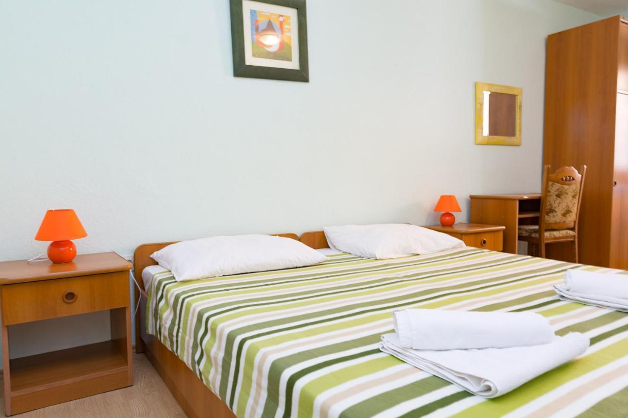 Pag Marina Rooms & Apartment Bagian luar foto
