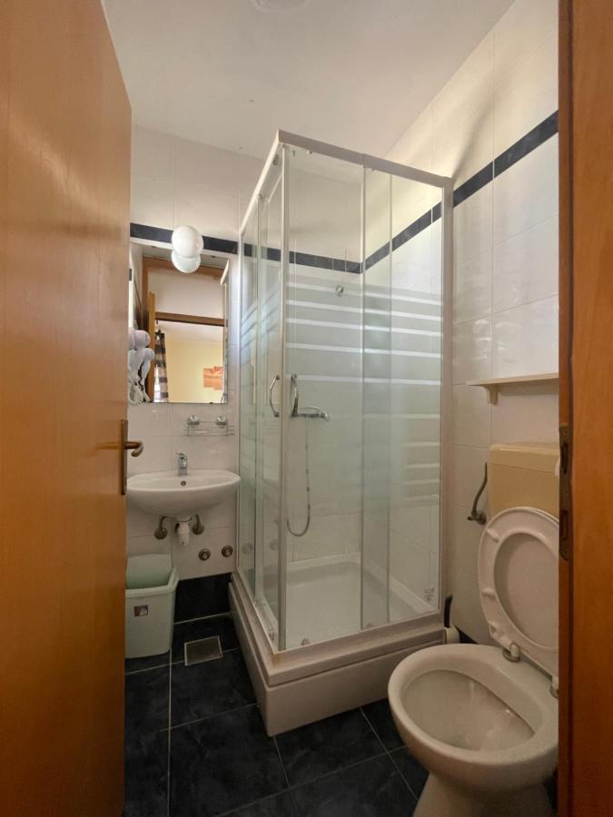 Pag Marina Rooms & Apartment Bagian luar foto